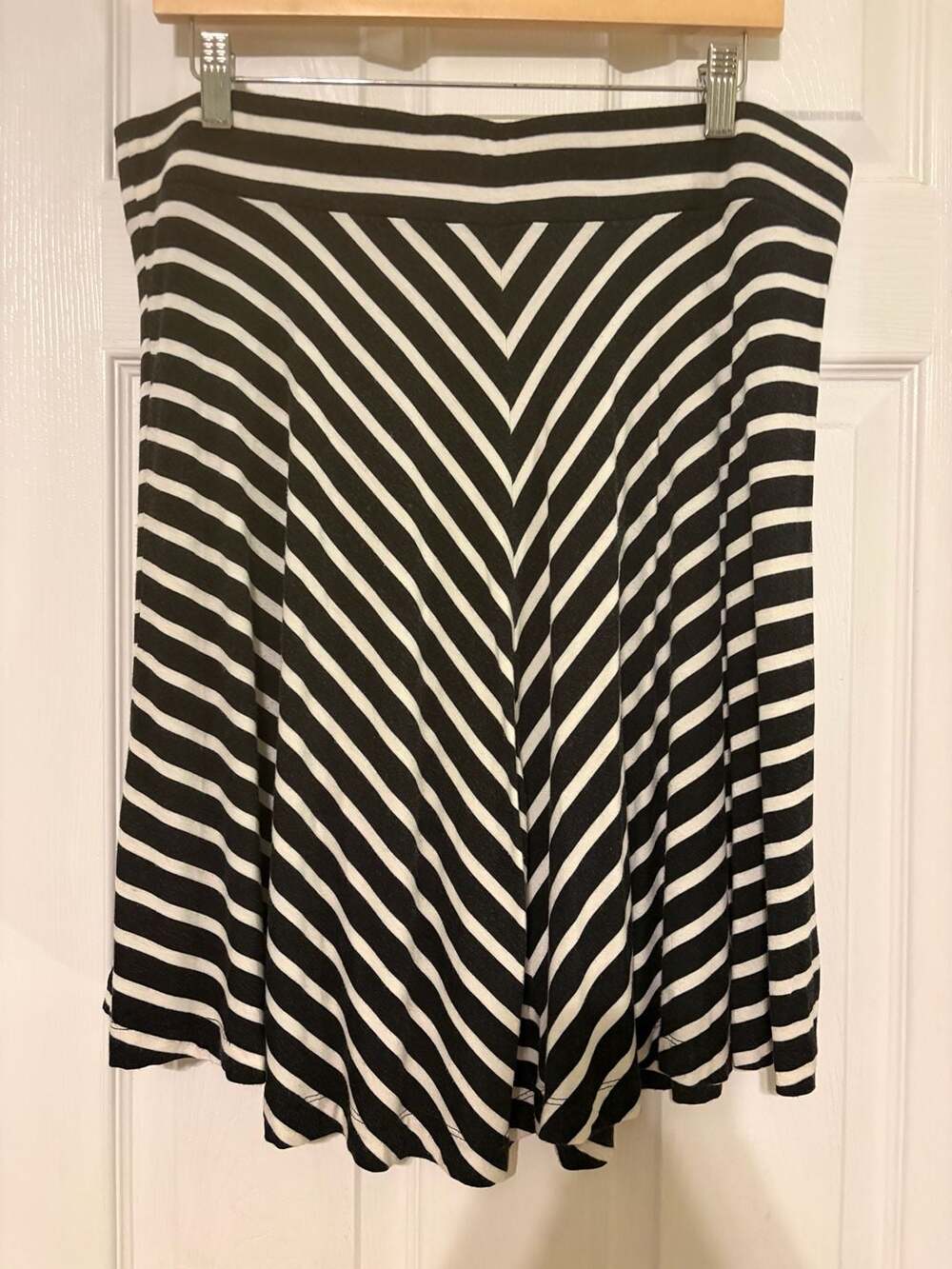 Preowned Ann Taylor LOFT Black & White Chevron Striped Flouncy Knit Skirt Large
